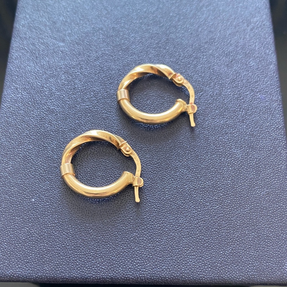 Elegant 14K Gold Hoop Earrings  
1.83 grams